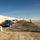 Da questo punto in poi si delinea la seconda parte del molo che si affaccia direttamente sul mare. Il cambio di zona � ben distinto dal passaggio dalla pavimentazione in chianche bianche a quella con le basole di pietra nera vulcanica